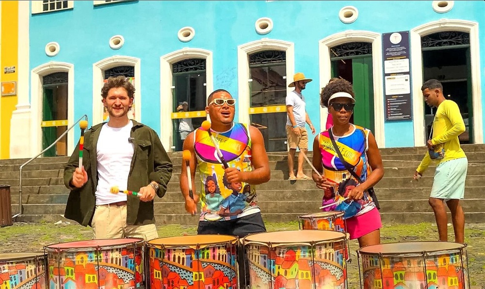 Youtuber Cheff Otto desembarca em Salvador em nova série com a Latam em busca da melhor comida do Brasil