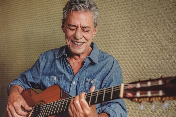 Após cantar com Gilberto Gil, Chico Buarque passa por cirurgia no crânio