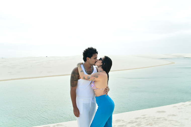 Celebrando um ano de namoro, Lucas Pizane e Giovanna Lima posam em clima de romance nas dunas do Maranhão