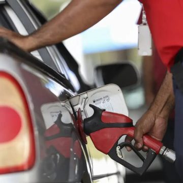 Petrobras anuncia nova redução no preço da gasolina para as distribuidoras; saiba mais