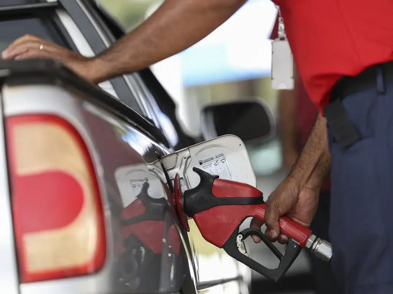 Petrobras anuncia nova redução no preço da gasolina para as distribuidoras; saiba mais