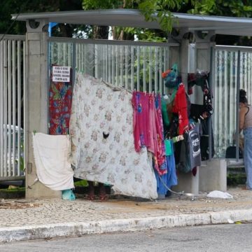 Homem monta abrigo improvisado em ponto de ônibus da Ufba