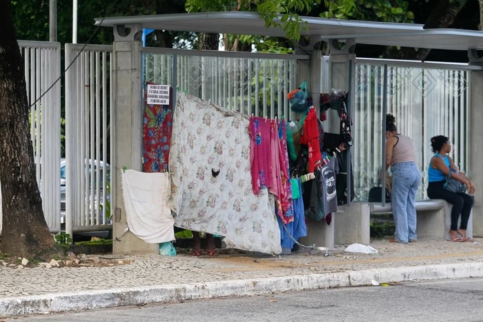 Homem monta abrigo improvisado em ponto de ônibus da Ufba