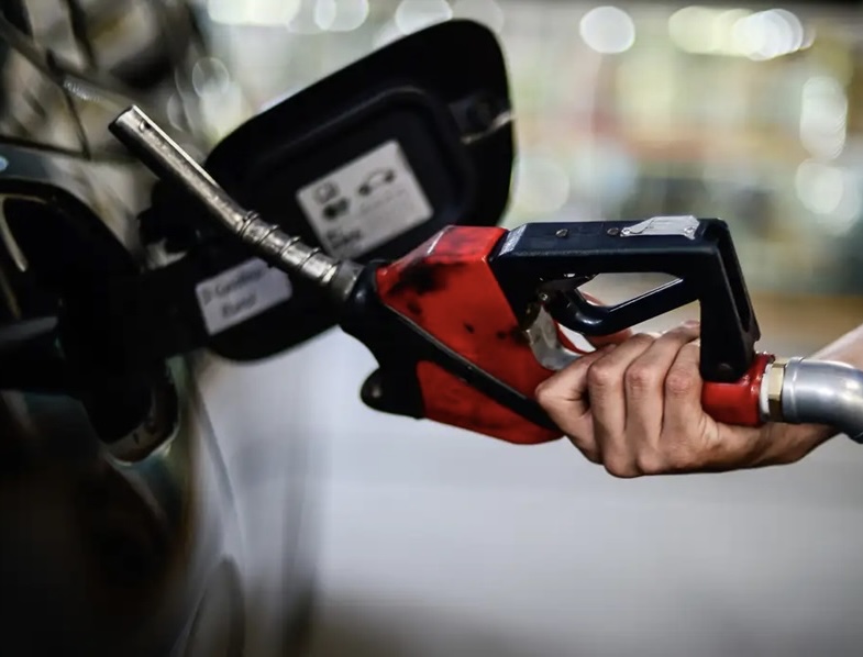 Gasolina tem redução de 2,4% nas distribuidoras da Bahia, anuncia Acelen