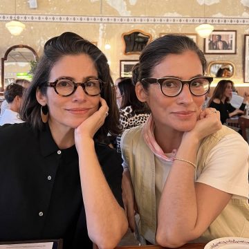 Renata Vasconcellos celebra 53 anos com irmã gêmea e confunde seguidores com semelhança