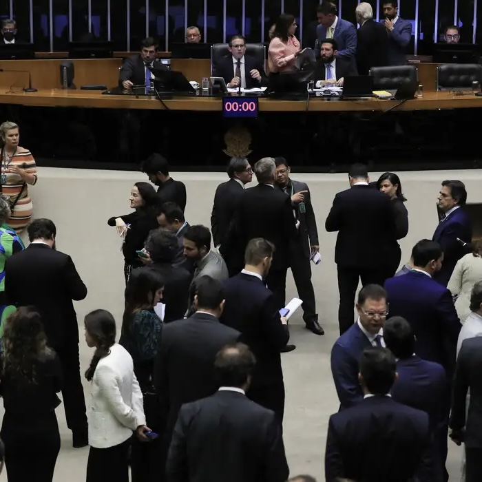 Câmara aprova revogação do reajuste do IOF e impõe derrota ao governo Lula