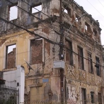 Risco de desabamento em casarões altera trânsito e afeta transporte público em Salvador
