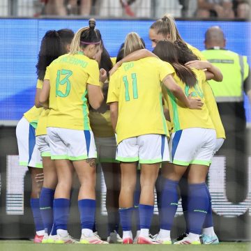 Brasil desperdiça vantagem e leva virada da França no último teste antes da Copa América
