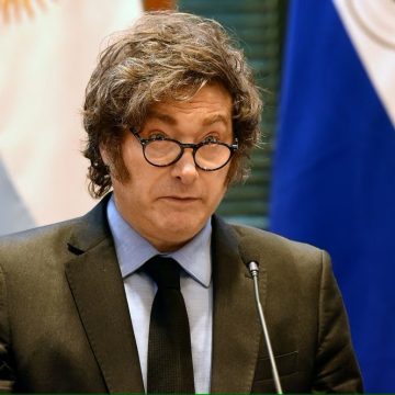 Milei libera compra de armas semiautomáticas e de assalto por civis na Argentina