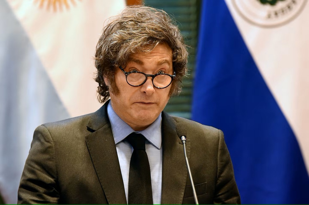 Milei libera compra de armas semiautomáticas e de assalto por civis na Argentina