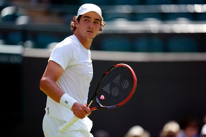 João Fonseca, segundo mais jovem a avançar em Wimbledon, estreia com sua 3ª vitória sobre britânico