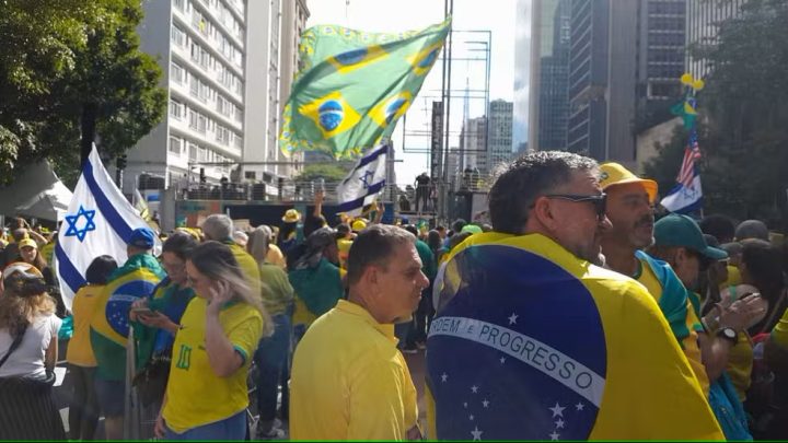 Bolsonaro pede apoio para eleger maioria no Congresso e nega tentativa de golpe em ato na Paulista