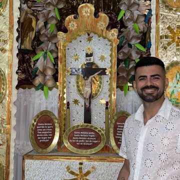 Morador do Carmo mantém tradição de 19 anos e monta altar de 5 metros em celebração a Santo Antônio; veja fotos