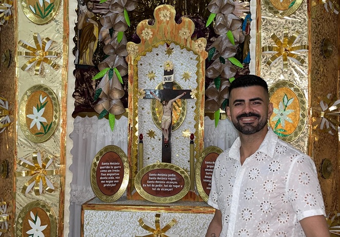 Morador do Carmo mantém tradição de 19 anos e monta altar de 5 metros em celebração a Santo Antônio; veja fotos