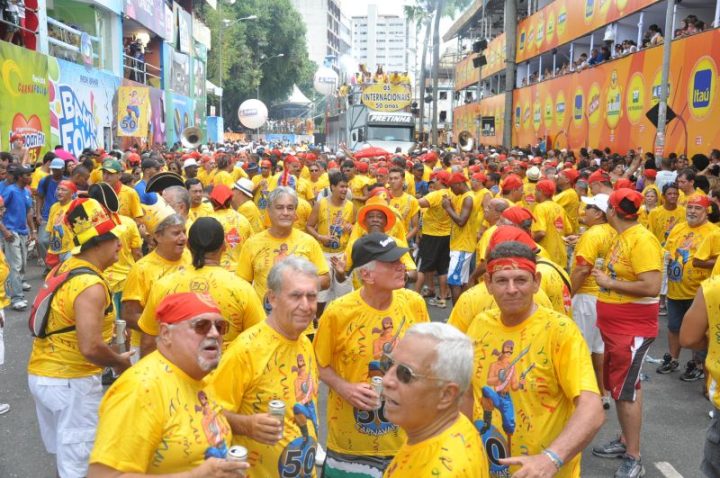 Carnaval 2026: Bloco Os Internacionais faz 65 anos com É O Tchan, Chiclete e nova identidade visual