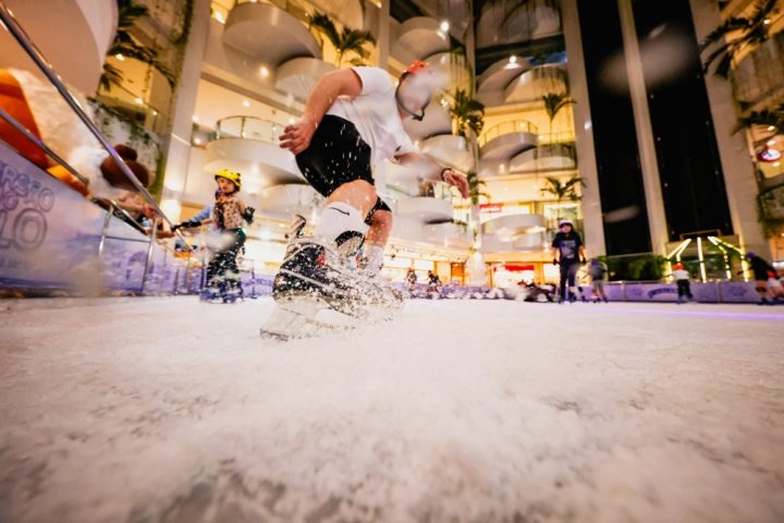 Pista de Gelo volta ao Shopping Barra como atração de férias