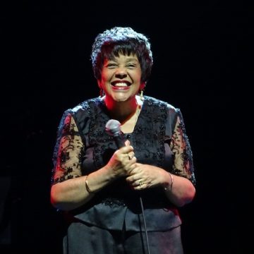 Baiana Rosa Passos celebra a música brasileira com show especial em Salvador