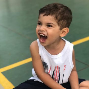 Com cinco anos, filho de Marília Mendonça e Murilo Huff passa a usar sensor para controlar doença crônica