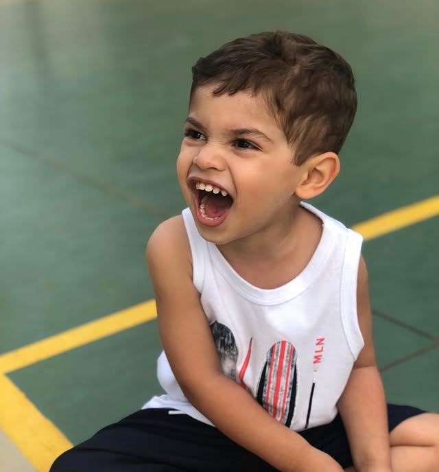 Com cinco anos, filho de Marília Mendonça e Murilo Huff passa a usar sensor para controlar doença crônica