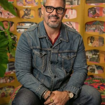 Juliano Cazarré raspa o próprio cabelo e surpreende com novo visual; veja