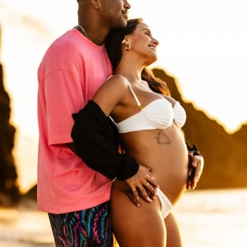 Após 3 semanas longe, Thiaguinho celebra reencontro com Carol Peixinho: “Já dei tanto beijo nessa barriga”