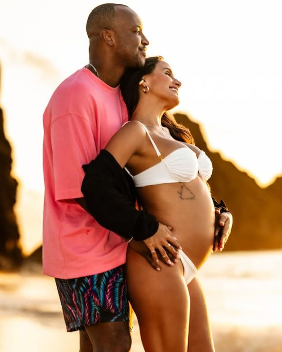 Após 3 semanas longe, Thiaguinho celebra reencontro com Carol Peixinho: “Já dei tanto beijo nessa barriga”