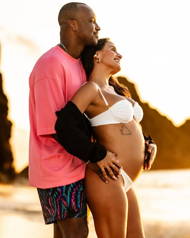 Após 3 semanas longe, Thiaguinho celebra reencontro com Carol Peixinho: “Já dei tanto beijo nessa barriga”