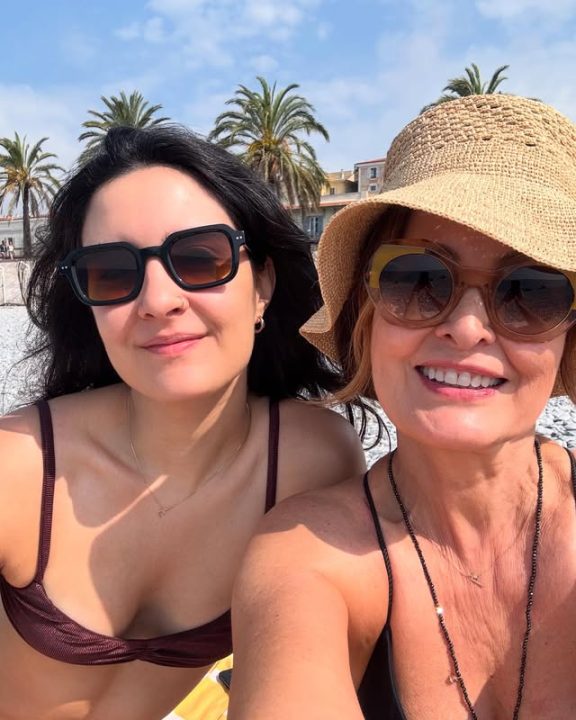 Fátima Bernardes curte dia na praia com a filha: “Parceira linda”