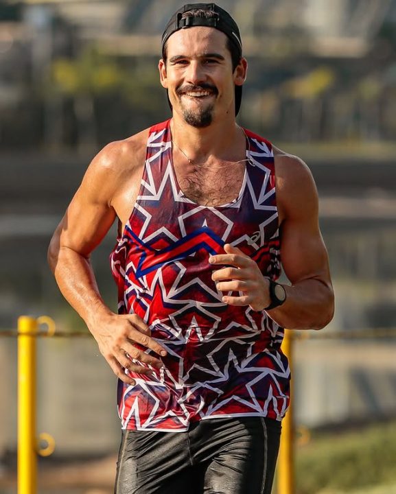 Nicolas Prattes arranca elogio de Sabrina Sato ao compartilhar foto praticando exercício: ‘Meu campeão’