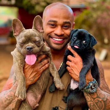 Após resgatar cão com doença denegerativa, baiano Cezar Black adota pet com deficiência