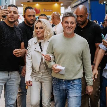 Luciano Huck visita Mercadão de São Paulo com Ana Maria Braga: “Amada amiga”