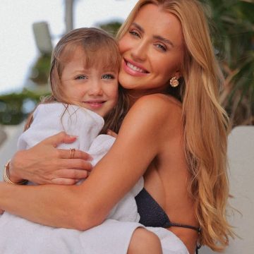 Ana Paula Siebert encanta ao mostrar filha Vicky aprendendo a surfar; veja