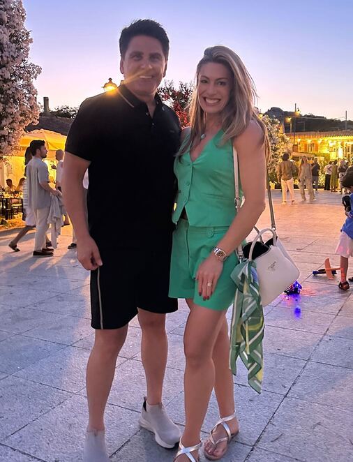 Elaine Mickely assusta ao levar tombo em viagem com César Filho: “Bem inchado”