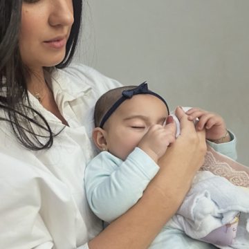 Graciele Lacerda encanta ao levar filha Clara à missa pela primeira vez