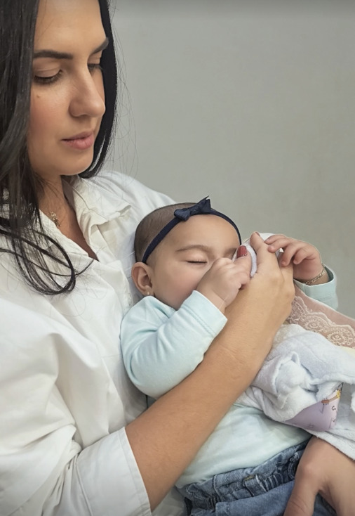 Graciele Lacerda encanta ao levar filha Clara à missa pela primeira vez