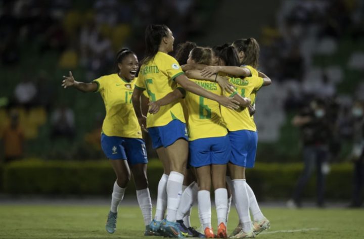 Seleção brasileira feminina sobe no ranking da Fifa e figura entre as 5 melhores do mundo