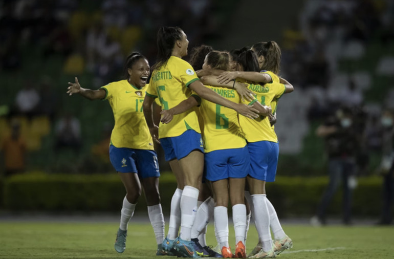 Seleção brasileira feminina sobe no ranking da Fifa e figura entre as 5 melhores do mundo