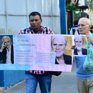 Corpo de Francisco Cuoco é velado em São Paulo; familiares, amigos e fãs se despedem