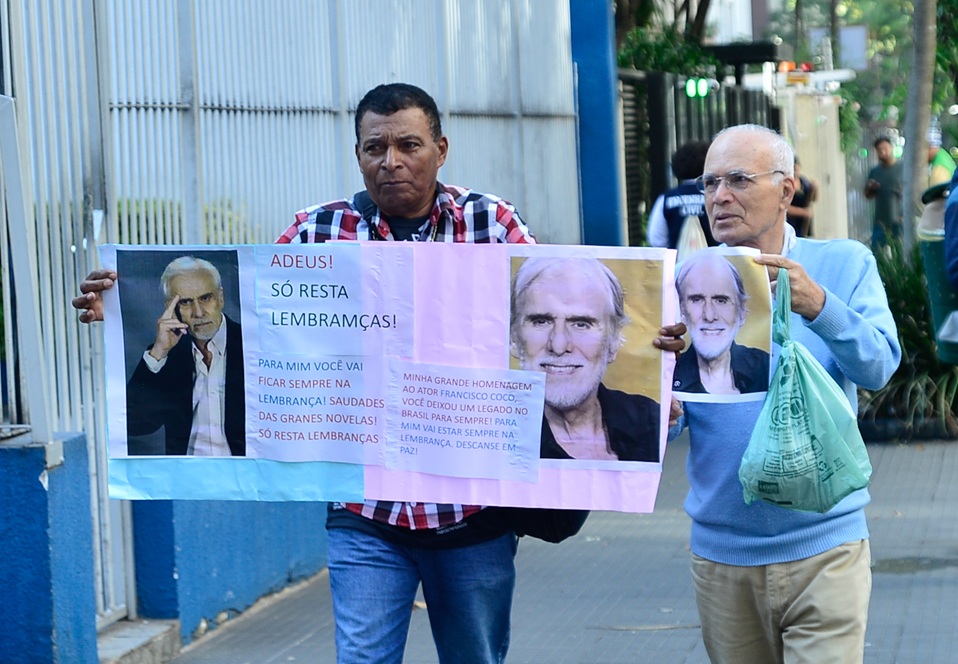 Corpo de Francisco Cuoco é velado em São Paulo; familiares, amigos e fãs se despedem