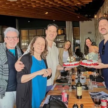 Elizabeth Savala posa ao lado do ex-marido, galã dos anos 80, no aniversário dos filhos gêmeos