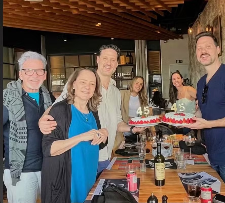 Elizabeth Savala posa ao lado do ex-marido, galã dos anos 80, no aniversário dos filhos gêmeos