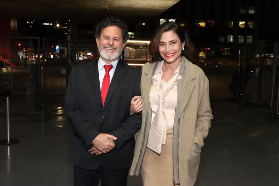 Musa do telejornalismo dos anos 90, Valéria Monteiro reaparece ao lado do namorado