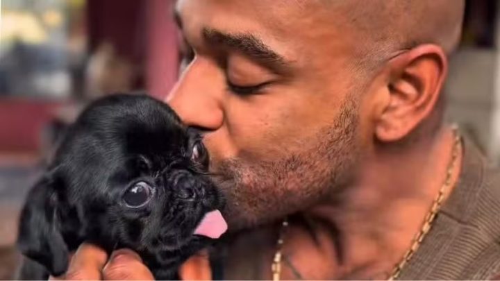 Baiano Cezar Black adota cachorro abandonado três meses após a morte de Rocco