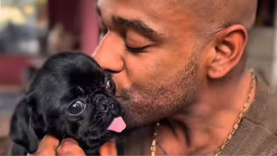Baiano Cezar Black adota cachorro abandonado três meses após a morte de Rocco