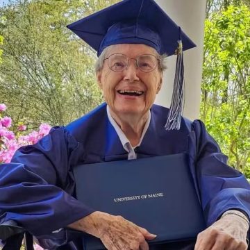 Mulher impedida de se formar em universidade por estar grávida recebe o diploma após mais de 65 anos