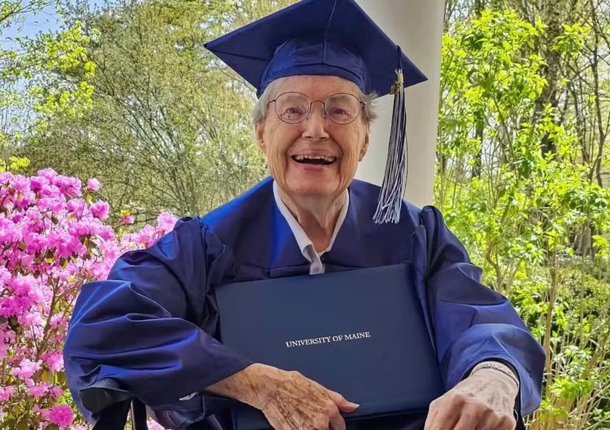 Mulher impedida de se formar em universidade por estar grávida recebe o diploma após mais de 65 anos
