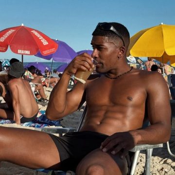 Influencer baiano Ícaro Bomfim é flagrado beijando ex-BBB no São João da Thay