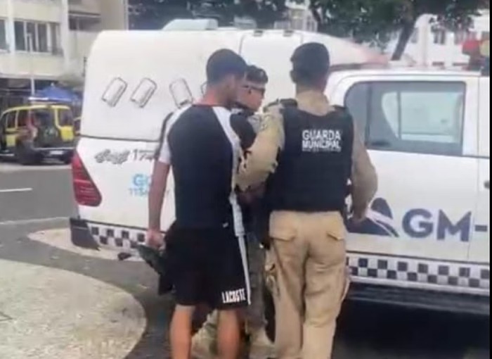 Ambulante é preso após vender dois milhos por R$ 1.064