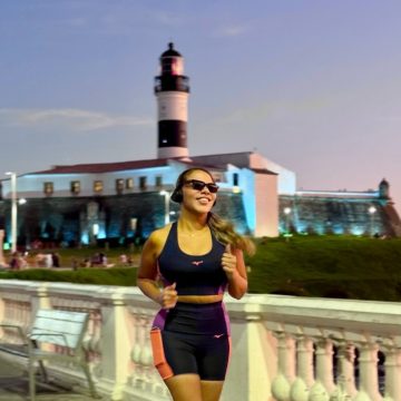 Mani Reggo revela rotina fitness correndo no Farol da Barra: ‘Novos hábitos’