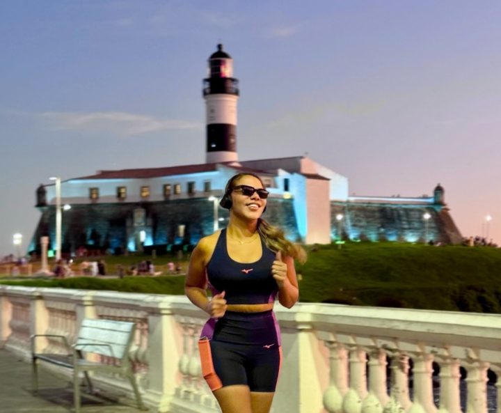 Mani Reggo revela rotina fitness correndo no Farol da Barra: ‘Novos hábitos’